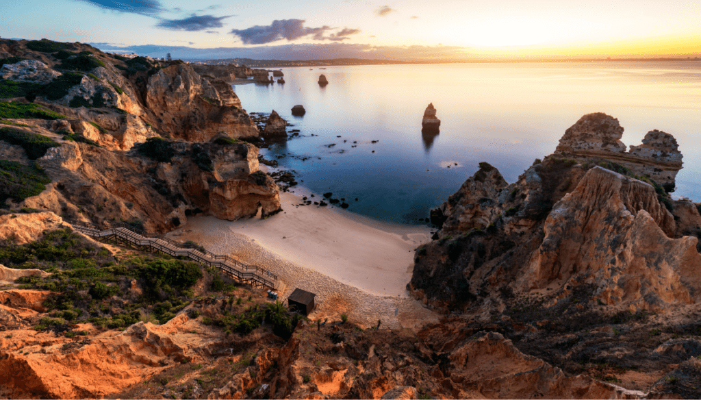 Praia de Camilo, een strand aan de Portugese Algarve, omringd door rotsen