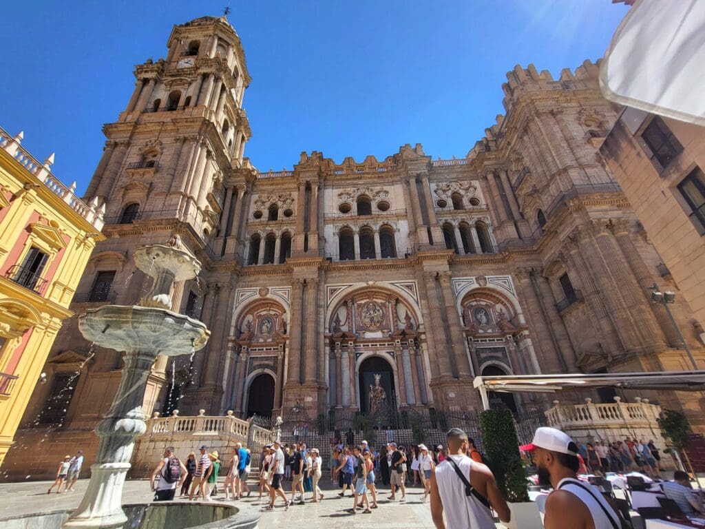 Kathedraal van Malaga, met 1 toren die nooit afgebouwd is. Kathedraal met meerdere bouwstijlen door elkaar.