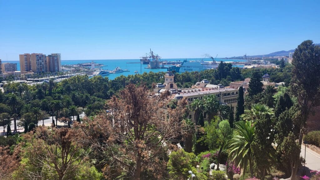 Uitzicht over de haven en het centrum van Malaga vanaf het kasteel. Flinke klim naar boven, maar absoluut de moeite waard!