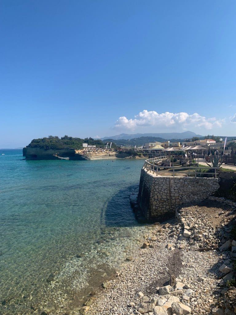 Toeristisch Canal d'Amour op het Griekse eiland Corfu.