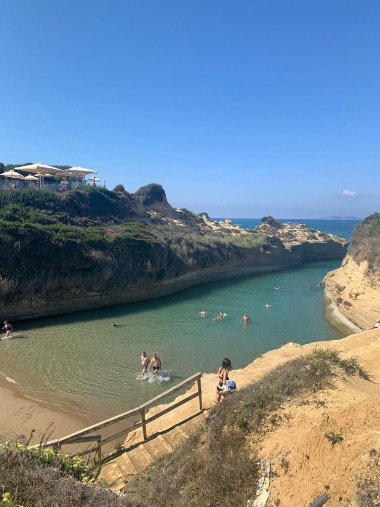 Toeristisch Canal d'Amour op het Griekse eiland Corfu.