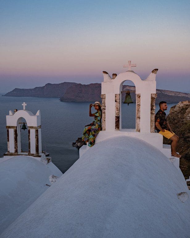 Viewpoint over Three Dome Church op Santorini