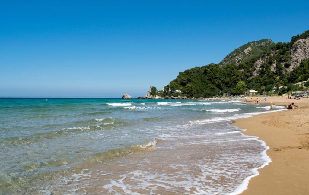 Het mooie strand van Glyfada op Corfu.