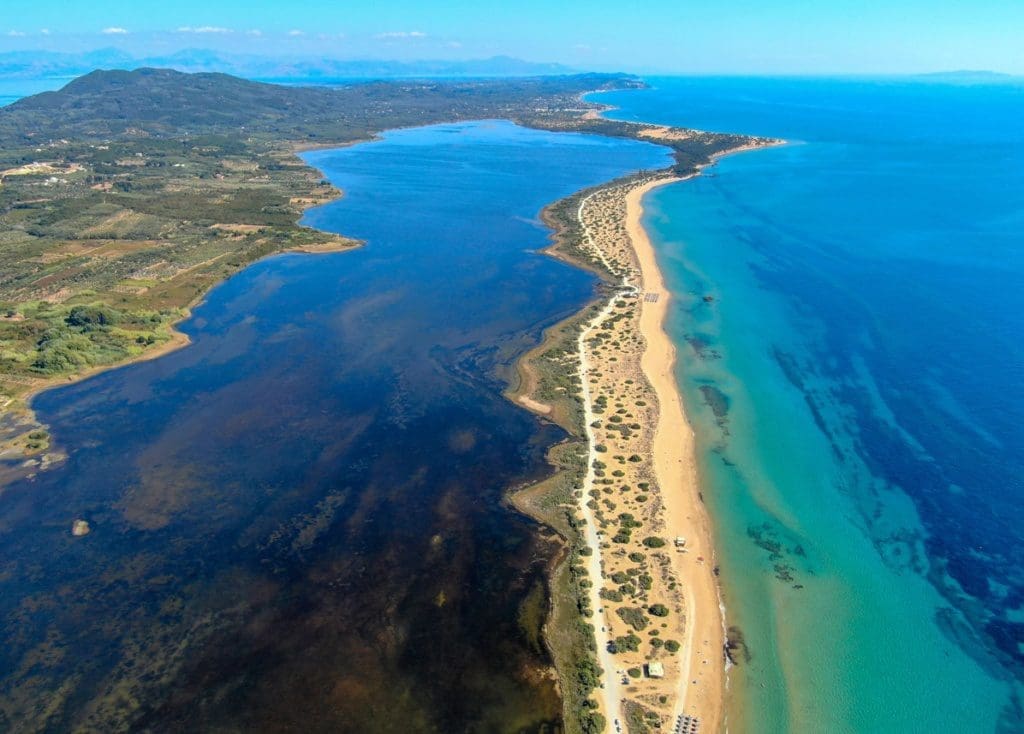 Halikounas strand op het Griekse eiland Corfu.