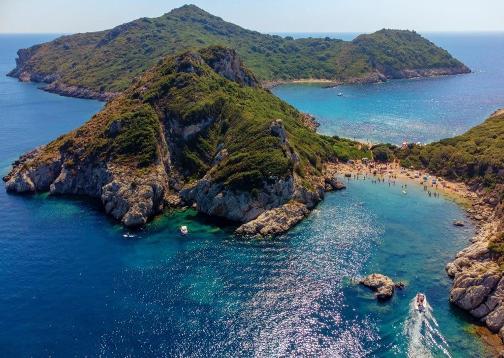 Rust en natuur op het strand van Porto Timoni op het Griekse eiland Corfu.