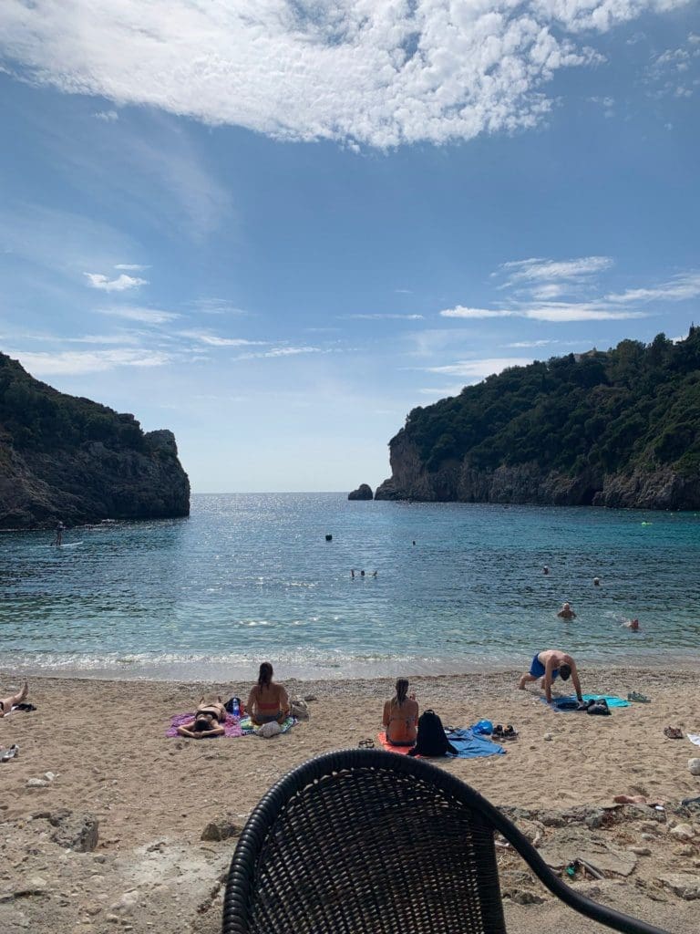 Rustig water op het strand van Paleokastritsa, op het eiland Corfu.