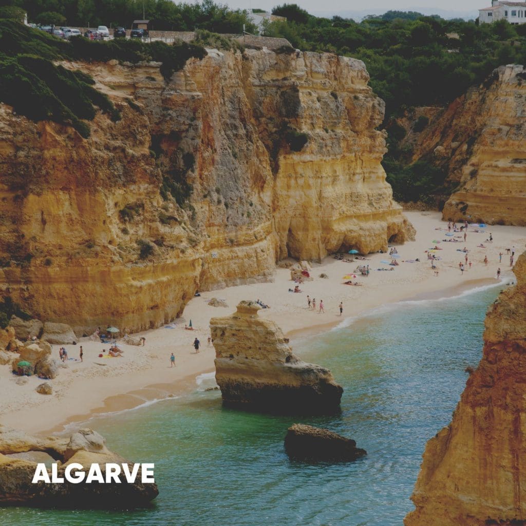 rotsachtig strand Algarve