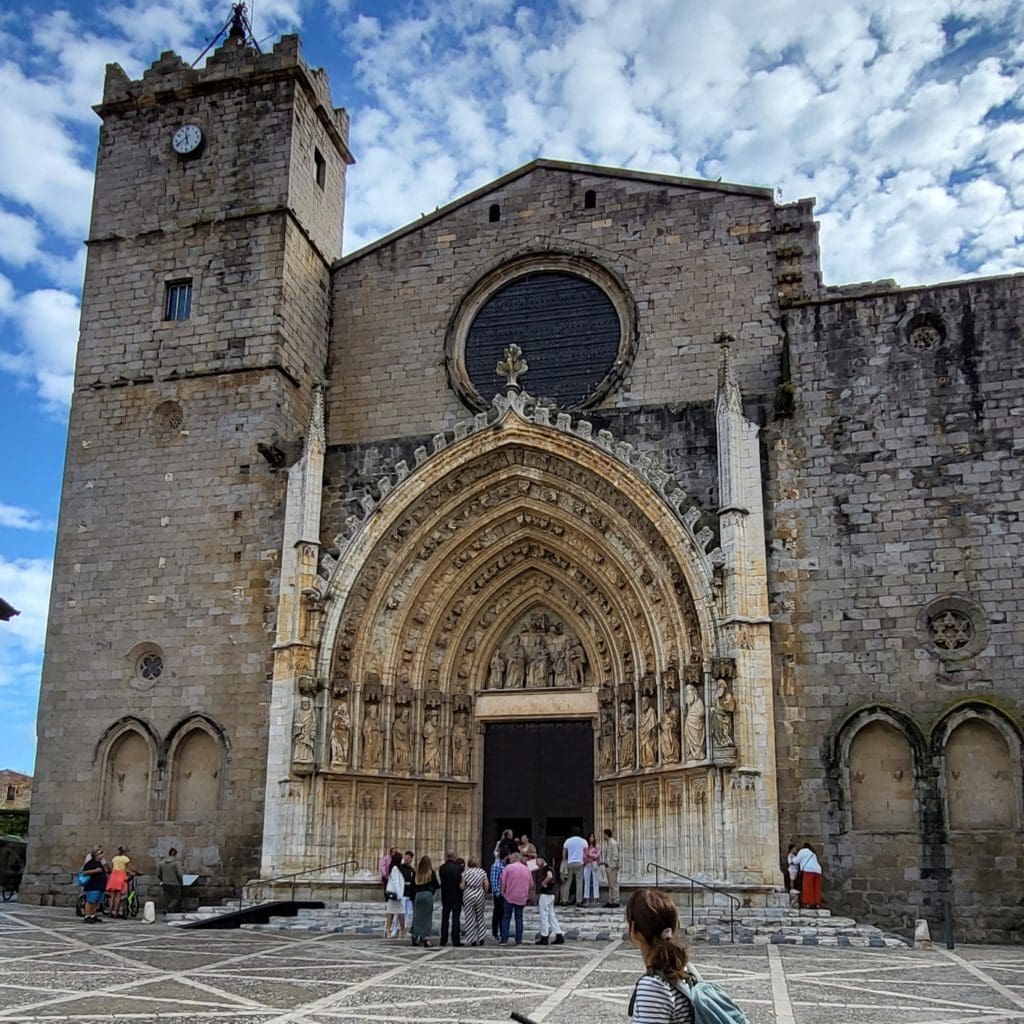 Kerk in het centrum van Castello d'Empuries