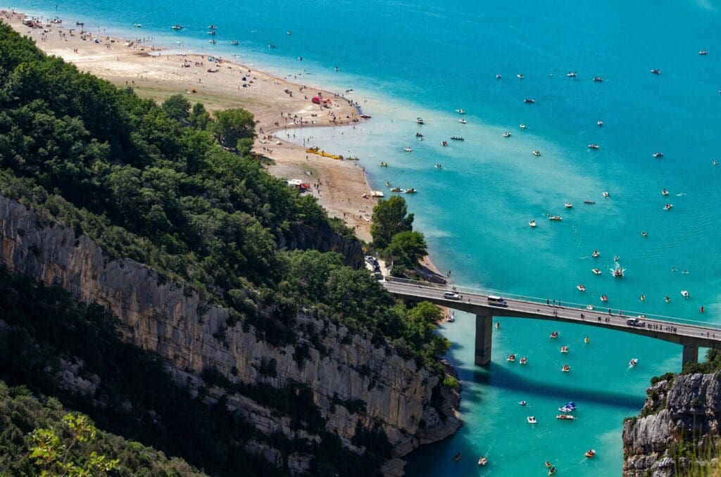 Brug bij Lac de Sainte-Croix in de Gorges du Verdon