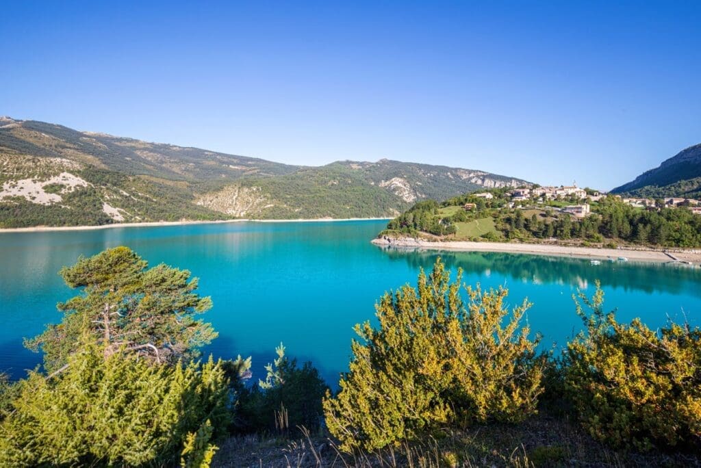 Uitkijkpunt over Lac de Castillon in de Gorges du Verdon