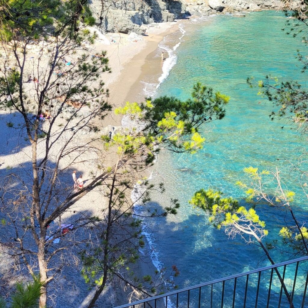 Trappen naar beneden naar Platja Fonda bij Begur