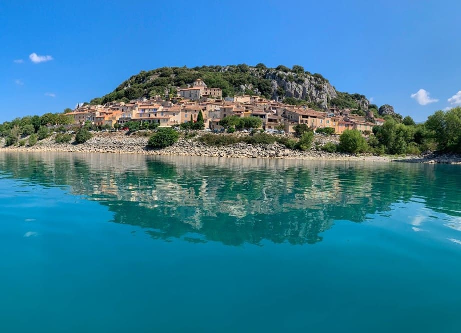 Strand van Bauduen in de Gorges du Verdon met Bauduen op de achtergrond