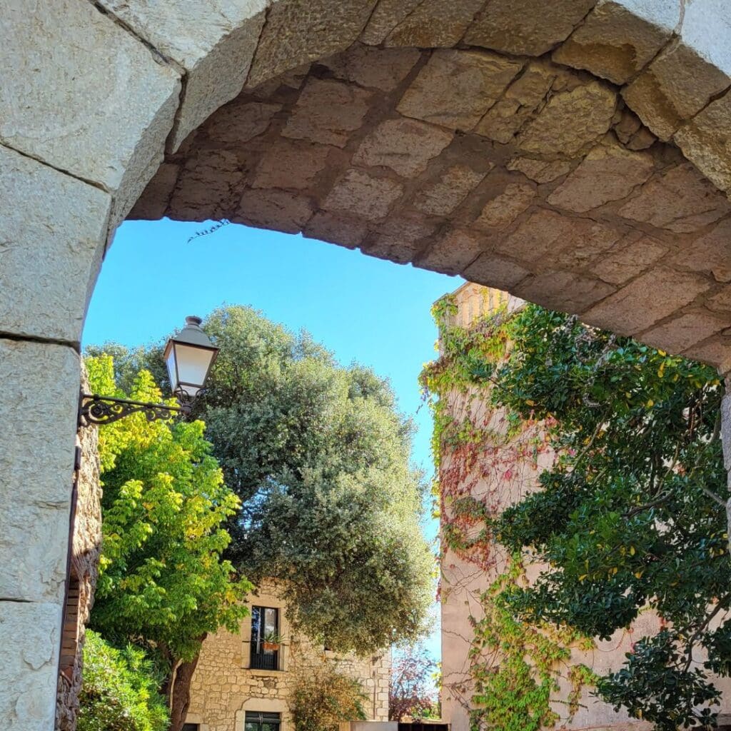 Boog in het middeleeuwse dorpje Sant Marti-d'Empuries