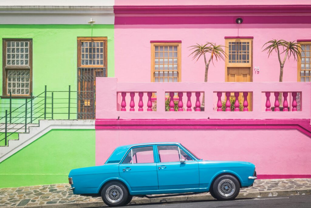 Auto voor huizen in de wijk Bo-Kaap, Kaapstad