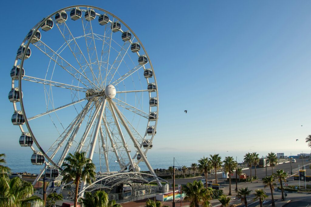 Reuzenrad in V&A Waterfront, een populaire wijk in Kaapstad, Zuid-Afrika