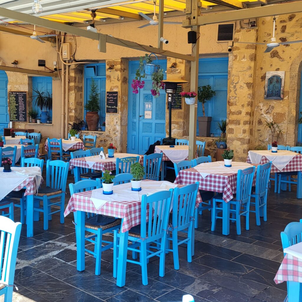 Sfeervolle taverna in Chania, aan de kade