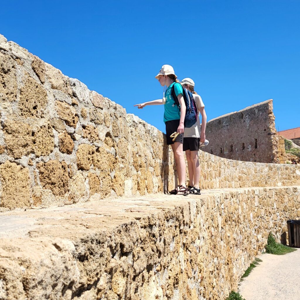 Wandelen naar de vuurtoren van Chania, over de oude muren.