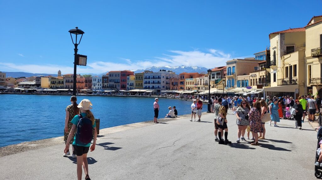 Havengebied van Chania, aan de kant van het oude fort. Vanaf hier wandel je de hele tijd langs de kade, met uitzicht op het water en de vuurtoren van Chania, Kreta.
