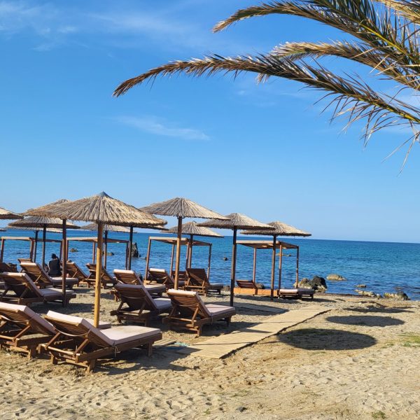 Strand van Georgioupoli, kustplaatsje tussen Chania en Retymnon. Kreta