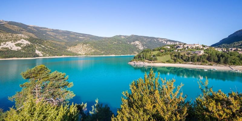 Uitkijkpunt over Lac de Castillon in de Gorges du Verdon