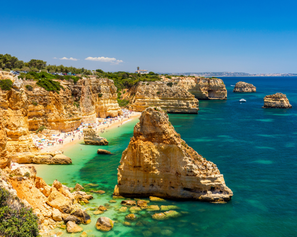 Praia da Marinha aan de Algarve in Portugal, één van de mooiste stranden aan de Algarve